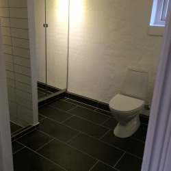 Flot nyt badeværelse med sorte klinker