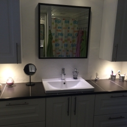 nyt hvidt badeværelse med mørke hylder