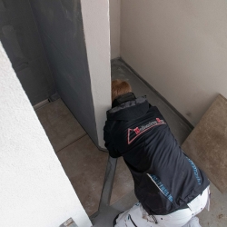 gulvlægning af klinker til nyt badeværelse